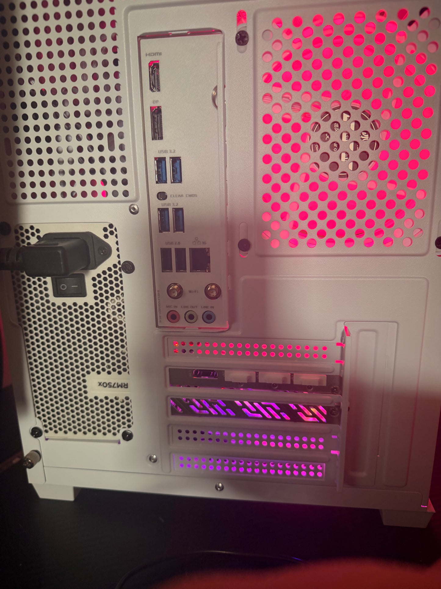 Fullwhite Gaming PC, Ryzen 7 7800x3D, RX 9070xt